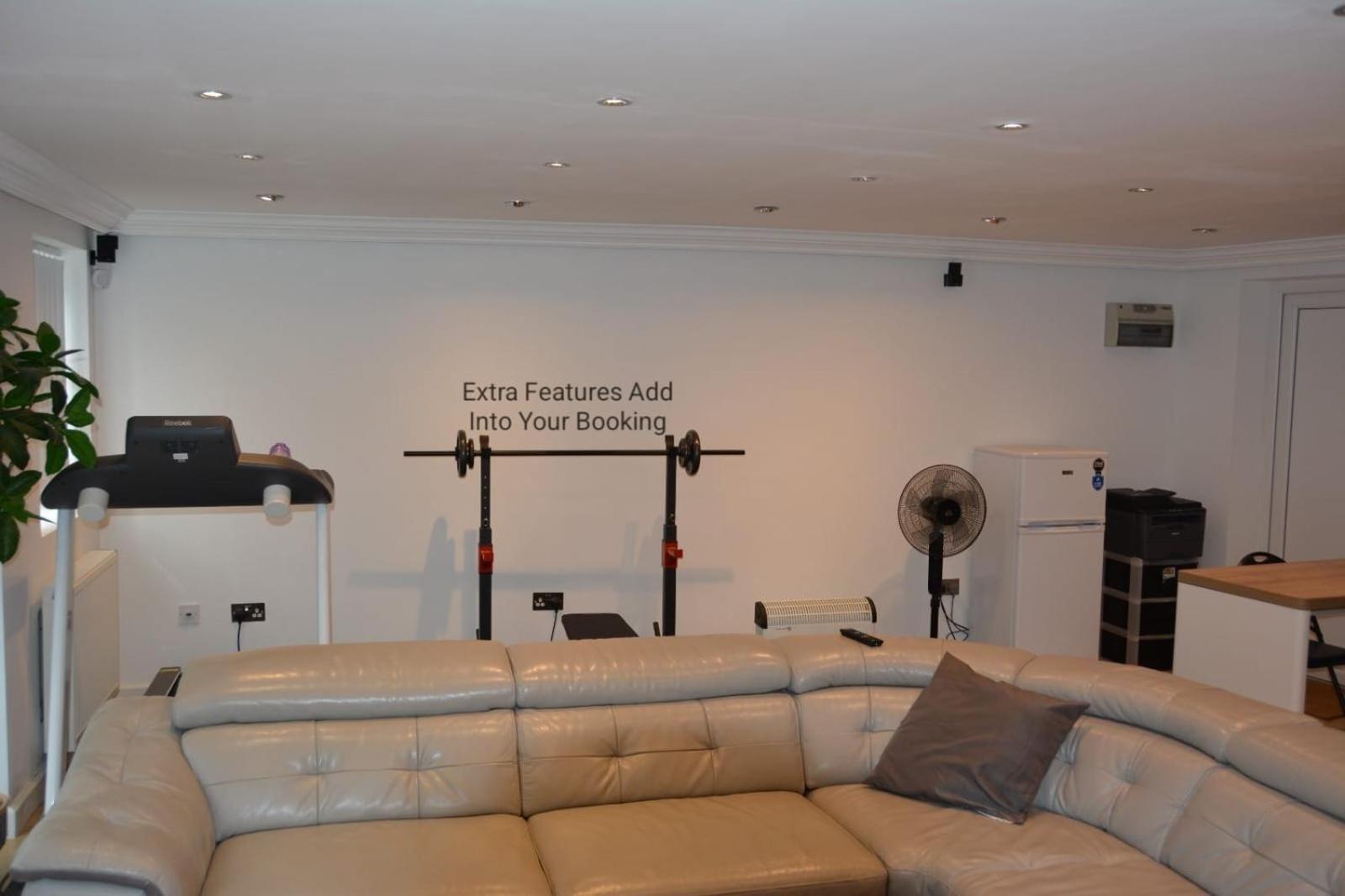 Cozy, Modern, Spacious 4 Bedroom House In London Romford Exterior foto